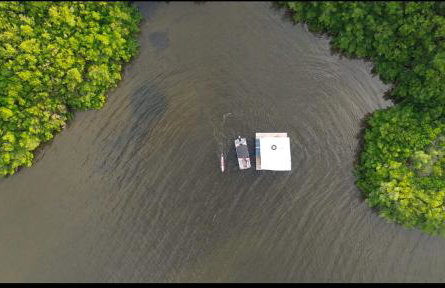 The Burrow-a floating cabin - Photo 8