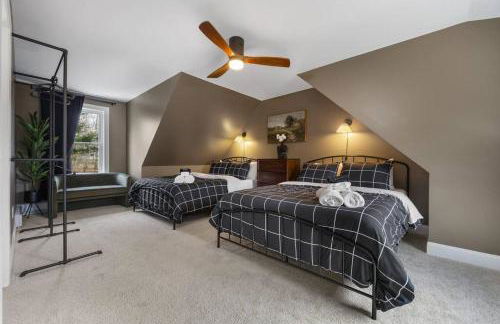 Lakefront Retreat, Mins to Dtown, Firepit, Hot Tub, Pet friendly! - Foto 17