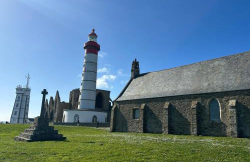 Vue Phare Pointe St Mathieu, accès direct Gr34 et plage, piscine chauffée - Foto 49