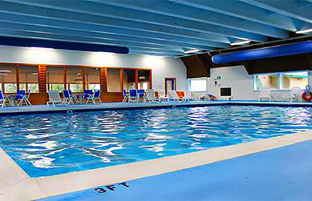 Family cabin Alpine Lake w indoor pool & fire pit - Foto 27