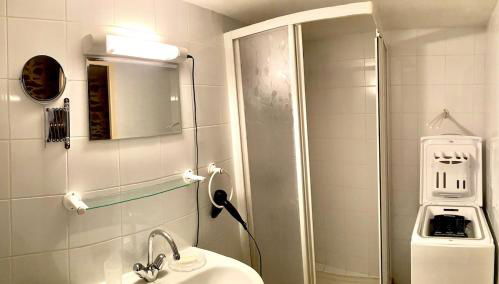 Lou Cambrou - Photo 3, Shower