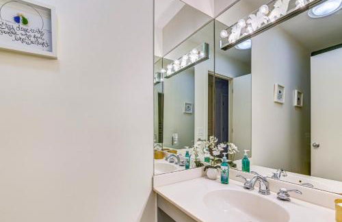 7 Mi to Skiing Lake George Home with Large Patio - Foto 14