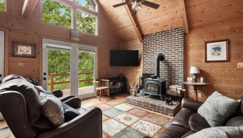 Loft Wood Stove Fire Pit Grill & Deck on Creek - Foto 3