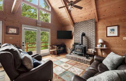 Loft Wood Stove Fire Pit Grill & Deck on Creek - Foto 3