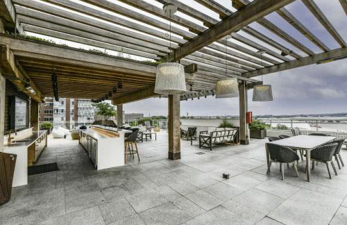 Urban 2BR Oasis with Scenic Rooftop and Gym - Foto 47