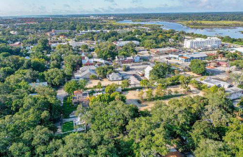 Extraordinary Old Florida home with designer interior & backyard treehouse - Foto 44