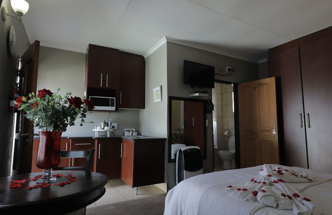 Ledumo Lodge - Photo 5