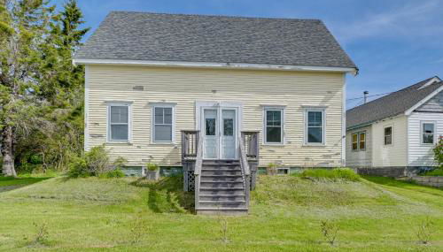 Walk to Beach House with Deck and Yard in Lubec! - Foto 2