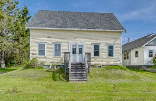 Walk to Beach House with Deck and Yard in Lubec! - Foto 2
