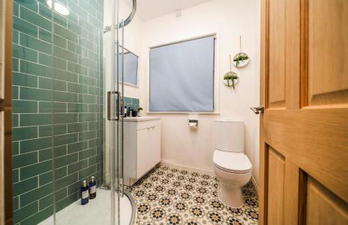 3 Bedroom House, Free Parking, Easy M53 Access - Photo 10