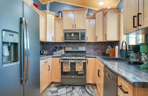 Northwoods Escape Lakeside Retreat with Deck - Foto 7