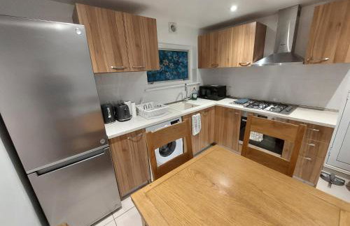 Cosy North Kensington Family apartment for 4 persons - Children stay free Netflix in all bedrooms Close to underground and overground stations - very convenient for Wembley Stadium - Foto 2