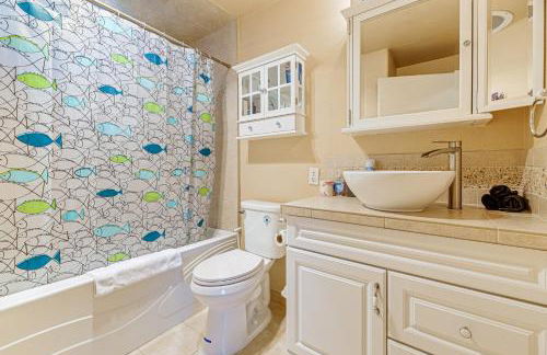 Walk to Beach Cozy Home with Deck in Smith River! - Foto 16