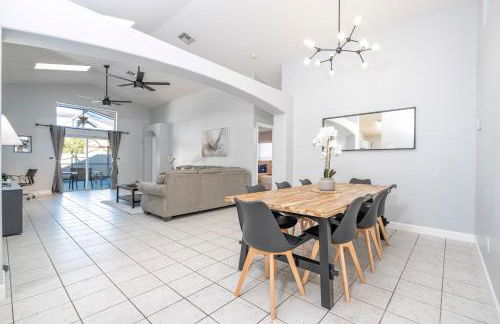 Magical 5-Bedroom Retreat w/ Pool, 3 Ensuite Bedrooms, Near Disney, and Internet! - Foto 23