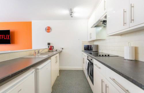 NEW! Stylish 5-Bed Apartment in Stockton-on-tees by Stay With Us, Perfect for Contractors & Large Groups, FREE Parking! - Foto 3