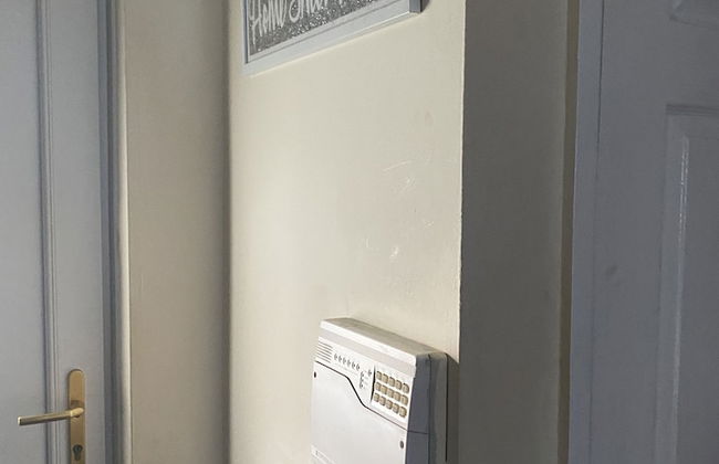 Beautiful House Minutes Away From Liverpool Airport With Huge Garden - Photo 9