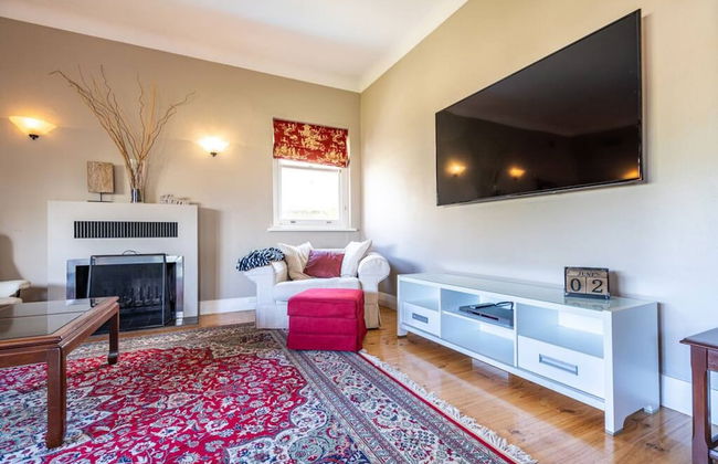 Beautiful 2 Story Manor Close to Beach and all - Foto 10