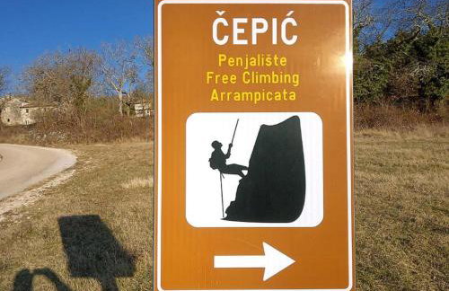 Stylish villa with swimming pool and garden - Foto 40