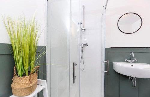 Stunning Bishop Auckland House with 5-bedrooms & 8 Beds Sleeps 12 with Free Parking by PureStay - Foto 53