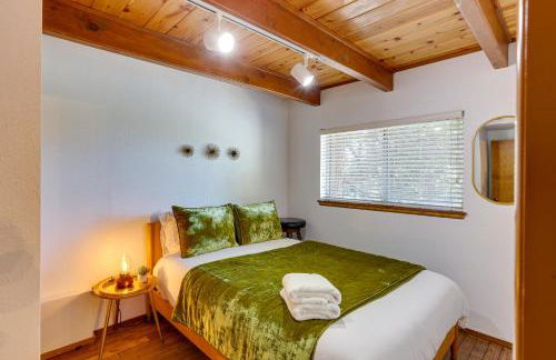 Rimforest Retreat with Fireplace and Mountain Views! - Foto 20