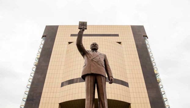 Estatua de Sam Nujoma ante el Museo de la Independencia