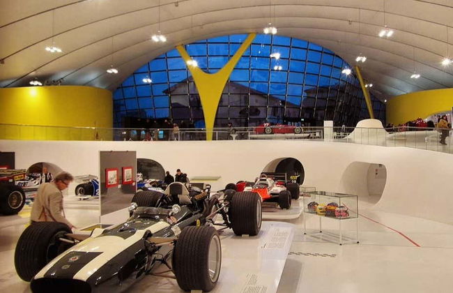 Bus to the Ferrari Museums - Photo 5