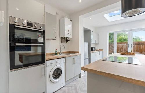 Beautiful House - Sleeps up to 7 - Free Parking, Fast Wifi and Smart TV by Yoko Property - Foto 3