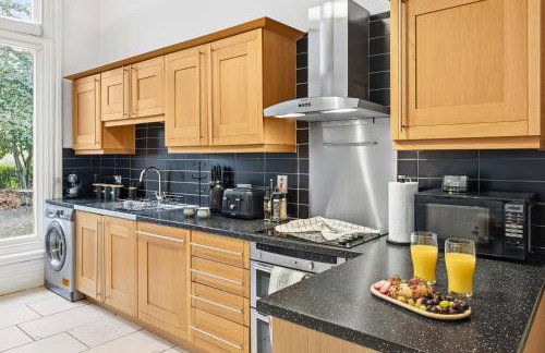 Luxe Victorian Spacious Home Sefton Park with Parking - Foto 28