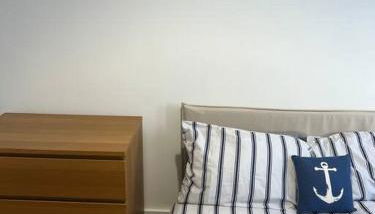 Substantial 5 Bed Townhouse - Photo 2