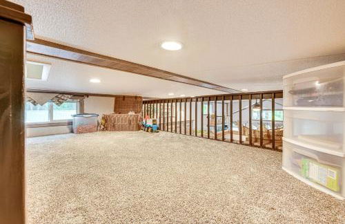 Walk to Lake Beaches Cabin with Patio in Belmont! - Foto 15