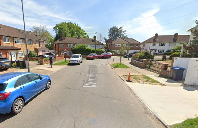 Coombe Hill 2 bedroom House & Parking - Photo 22