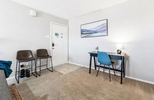 Upscale 1BR with Pool, Gym, and Modern Touches - Foto 8