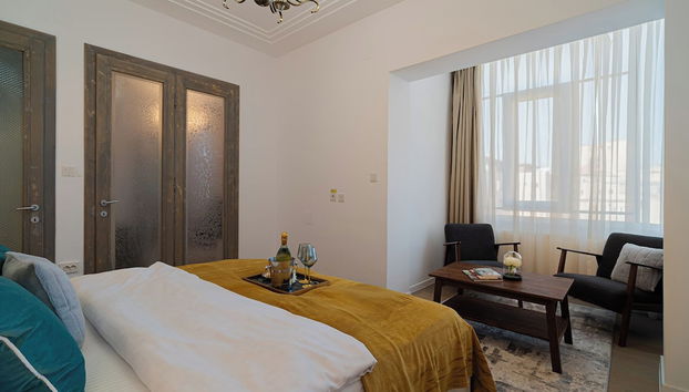 Top-Floor Romanian Athenae 2BR Apartment, Quiet City Views - Foto 4, Habitación