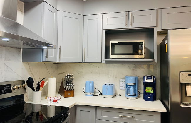 Lovely 1-Bedroom Condo with AC & Kitchen - Photo 6