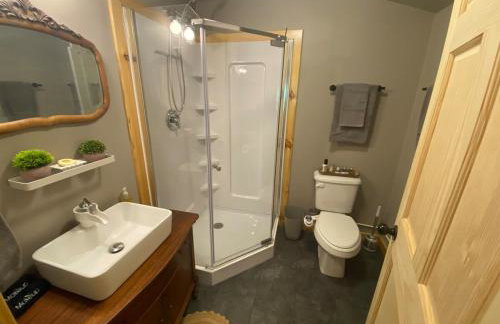 Cabin in the woods with fire pit and porch - Foto 21