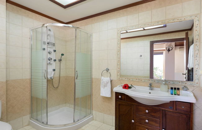 Family Friendly Villa Hermes With Private Pool - Photo 11