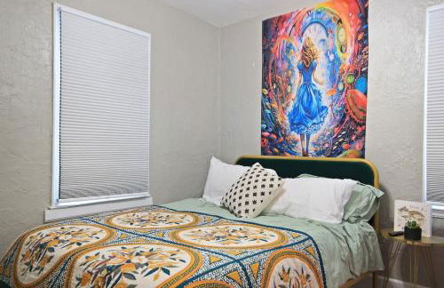 Down the Rabbit Hole walk to downtown - Foto 18