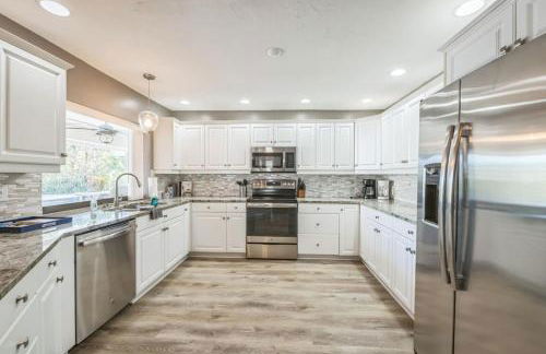 456 Stunning Canal-Front Home with Heated Pool - Foto 7