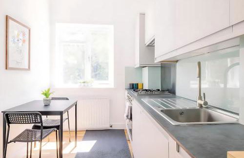 Bright, Spacious 2-bed, 5 mins from Tube, Sleeps 4 - Pass the Keys - Foto 3