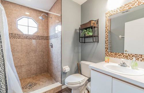 FABULOUS New Decor, Near Dis, Fireplace, Star Wars Children's BR, Next To Pool, LOW rates! - Foto 31