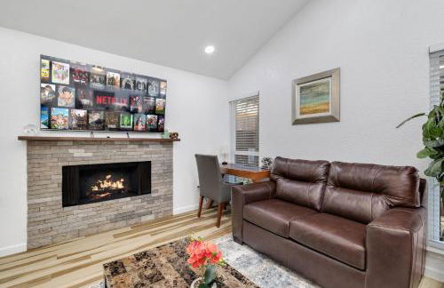 Arlington Entertainment District Home Green & White Door - Foto 30