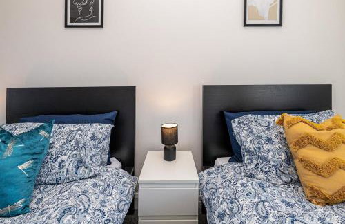 4BR New Build - Near Ferry Port - Great for Groups - Foto 45