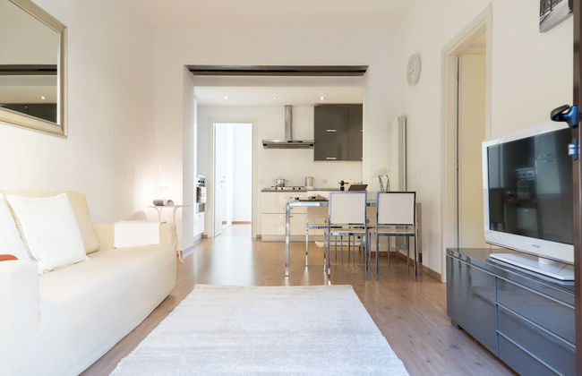 Charming Milanese Apartments - Photo 32