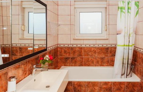 Beautiful Home In Dugo Selo With Wifi - Foto 41