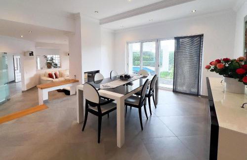 Beautiful 4-Bedroom Villa with Garden and Pool - Foto 12