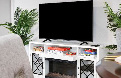 Stylish Hot Tub Retreat BBQ Yard Games WiFi Pets - Foto 9