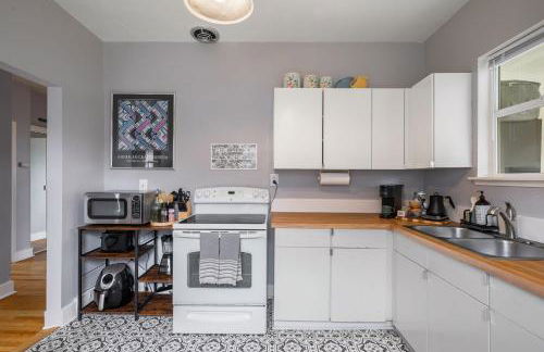 King Bed, Near DT and Best Restaurants, Pets OK! - Foto 42