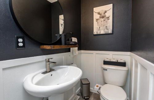 Near Drake/Downtown packed w/Amenities - Hot Tub - Movie Theater - Photo 44