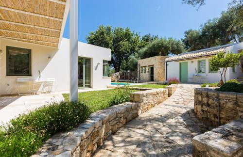 Nature Retreat Green Oasis Villa with Private Pool & Rooftop Hot Tub - Foto 16