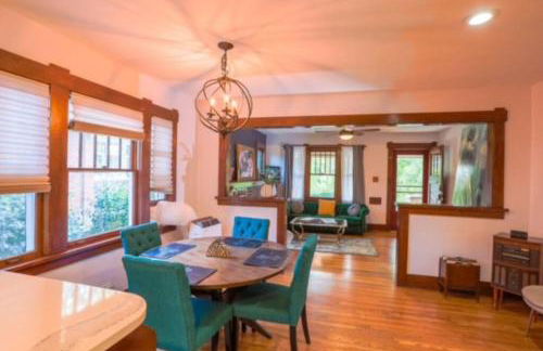 Charming 1920s Retreat Modern Kitchen 5 minutes to Dining and Med District - Foto 6